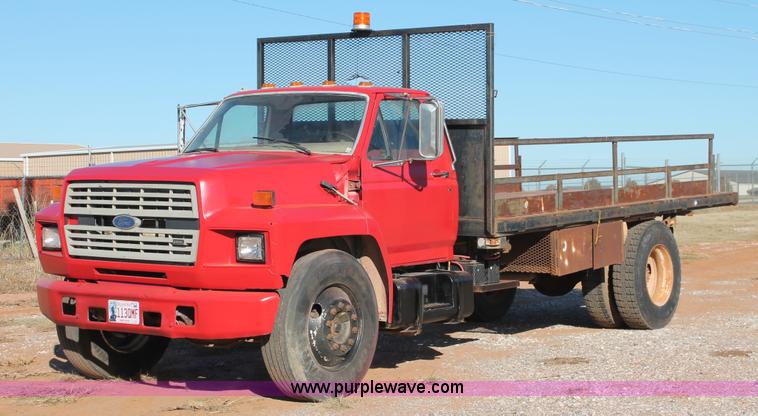 image for item H8037 1989 Ford F700 flatbed truck