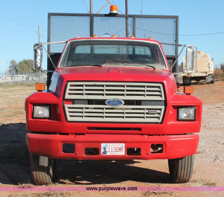 image for item H8037 1989 Ford F700 flatbed truck