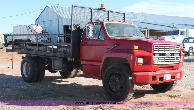 image for item H8037 1989 Ford F700 flatbed truck