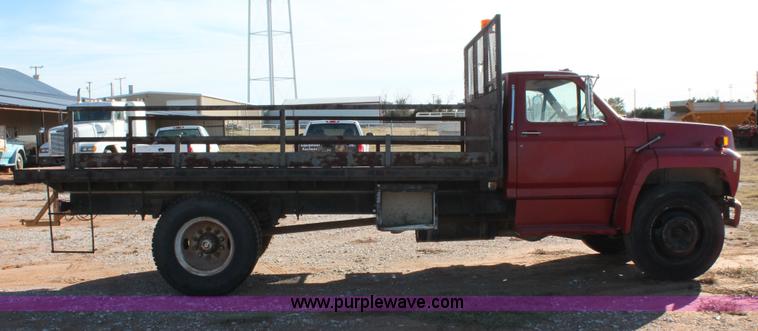 image for item H8037 1989 Ford F700 flatbed truck