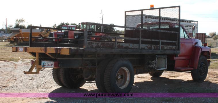 image for item H8037 1989 Ford F700 flatbed truck