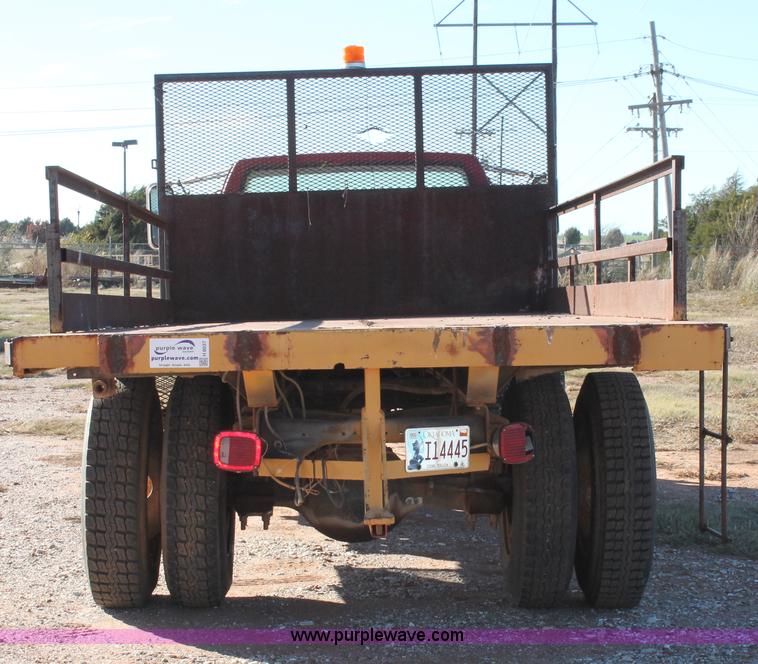 image for item H8037 1989 Ford F700 flatbed truck