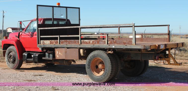 image for item H8037 1989 Ford F700 flatbed truck