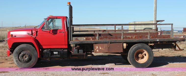 image for item H8037 1989 Ford F700 flatbed truck