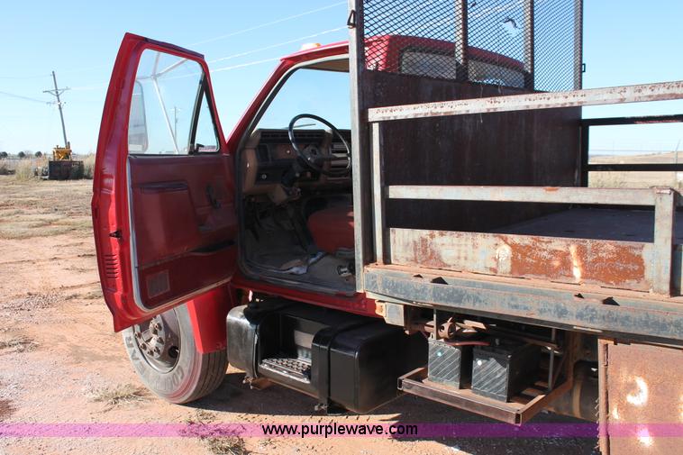 image for item H8037 1989 Ford F700 flatbed truck