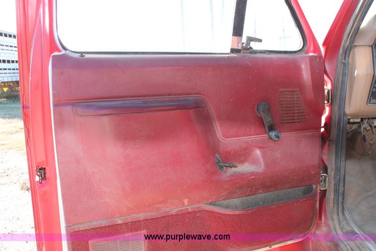 image for item H8037 1989 Ford F700 flatbed truck