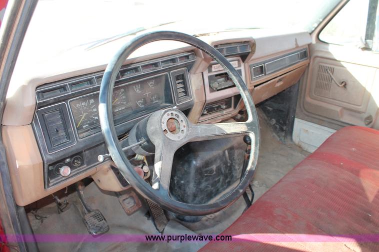 image for item H8037 1989 Ford F700 flatbed truck