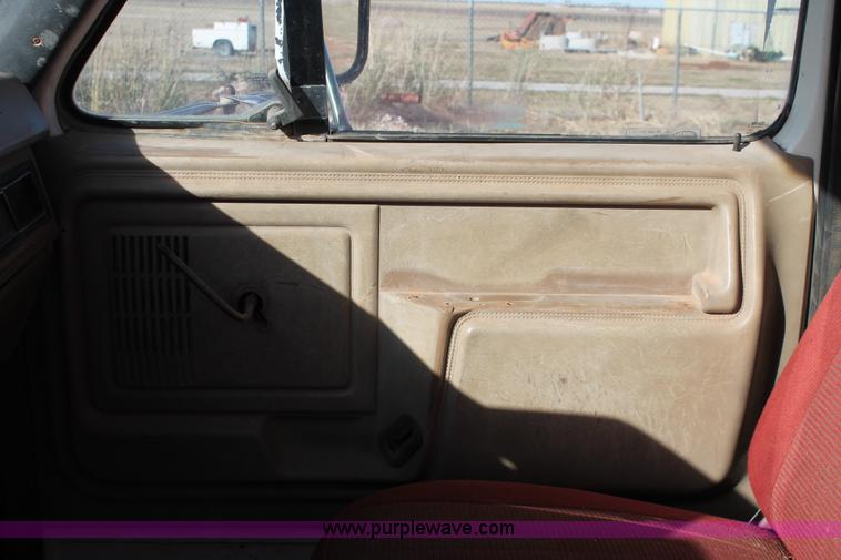 image for item H8037 1989 Ford F700 flatbed truck