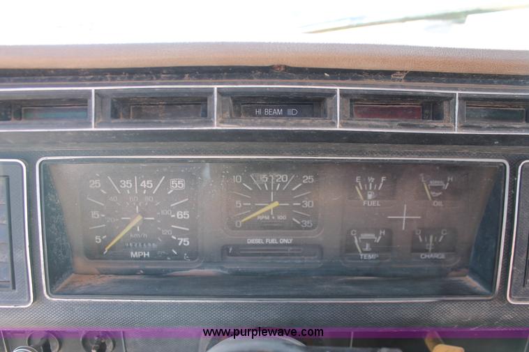 image for item H8037 1989 Ford F700 flatbed truck