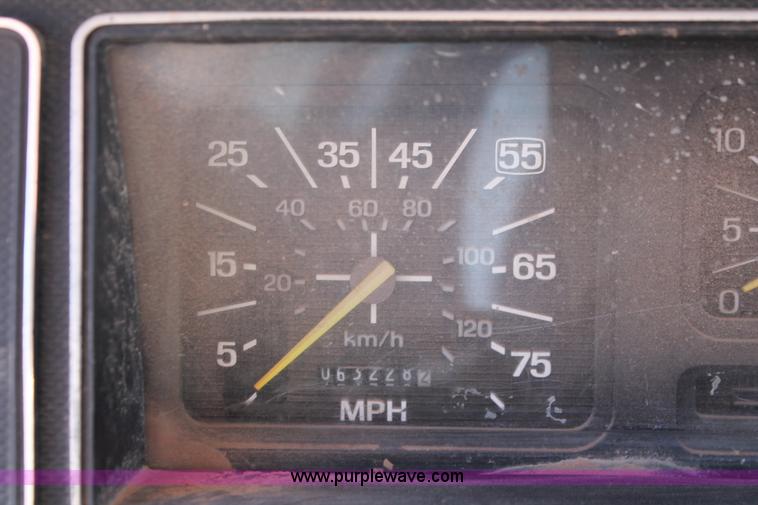 image for item H8037 1989 Ford F700 flatbed truck