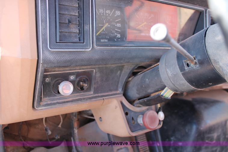 image for item H8037 1989 Ford F700 flatbed truck