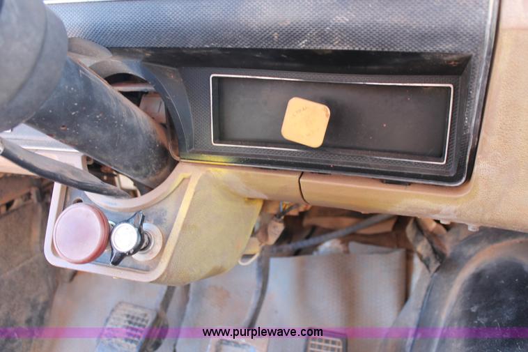 image for item H8037 1989 Ford F700 flatbed truck