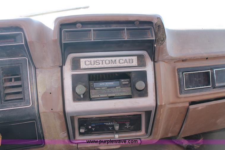 image for item H8037 1989 Ford F700 flatbed truck