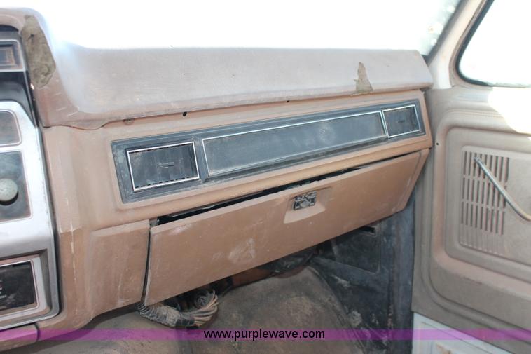 image for item H8037 1989 Ford F700 flatbed truck