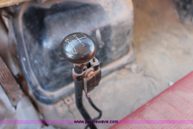 image for item H8037 1989 Ford F700 flatbed truck