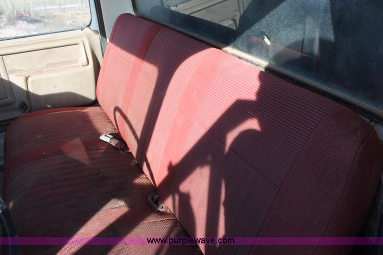 image for item H8037 1989 Ford F700 flatbed truck