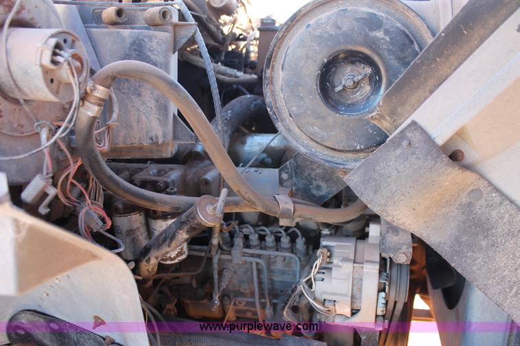 image for item H8037 1989 Ford F700 flatbed truck