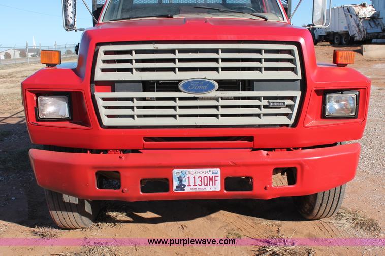image for item H8037 1989 Ford F700 flatbed truck