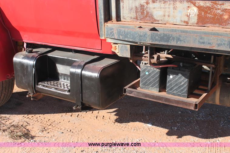 image for item H8037 1989 Ford F700 flatbed truck