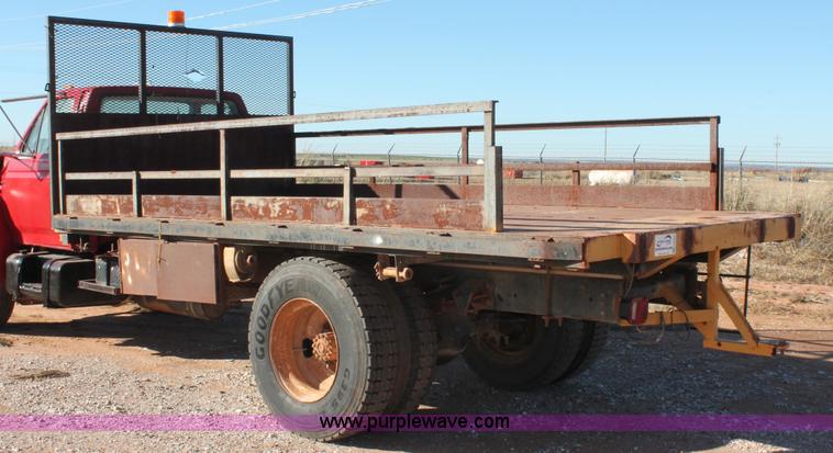image for item H8037 1989 Ford F700 flatbed truck