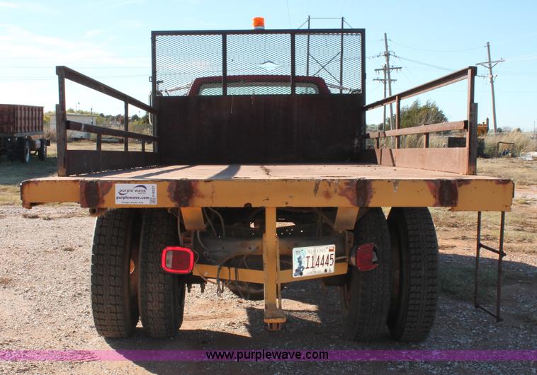 image for item H8037 1989 Ford F700 flatbed truck