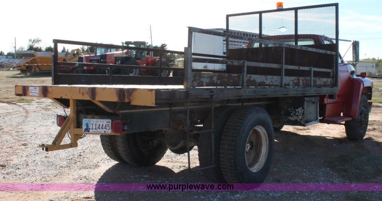 image for item H8037 1989 Ford F700 flatbed truck