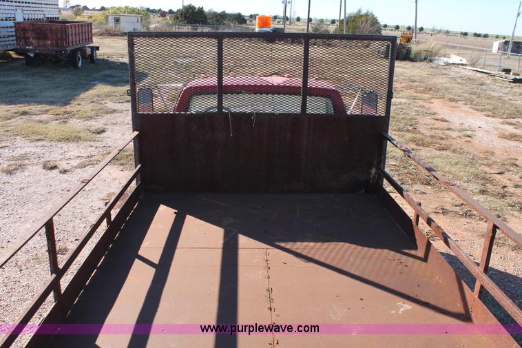 image for item H8037 1989 Ford F700 flatbed truck