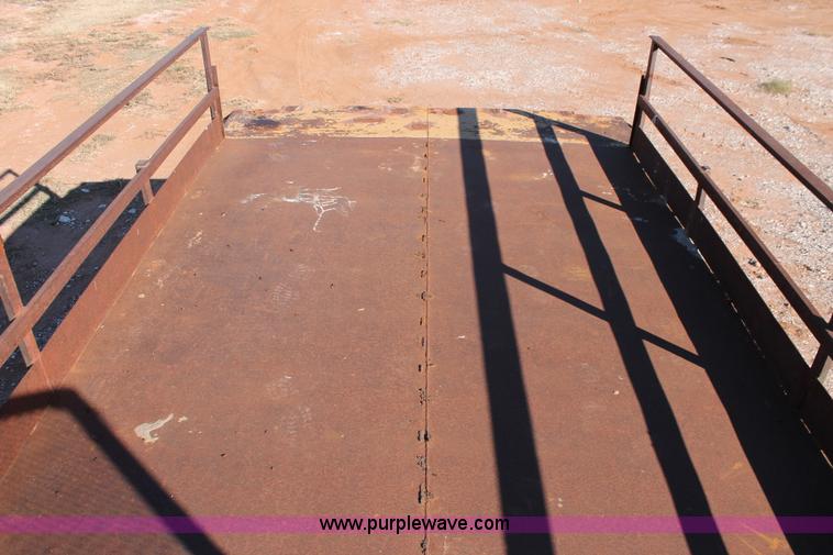 image for item H8037 1989 Ford F700 flatbed truck