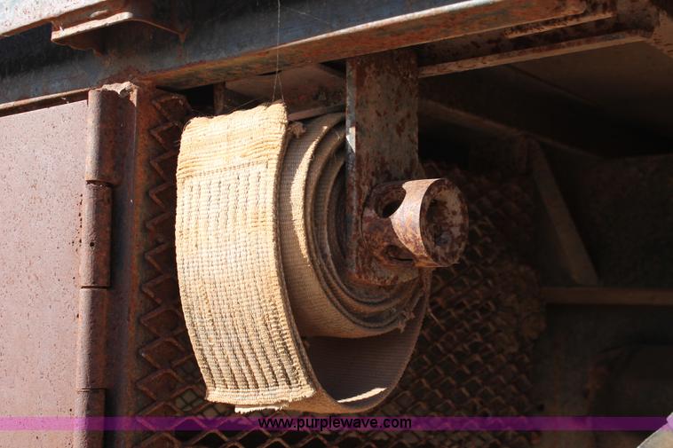 image for item H8037 1989 Ford F700 flatbed truck