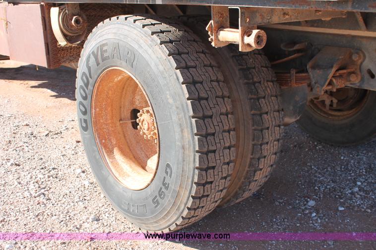 image for item H8037 1989 Ford F700 flatbed truck