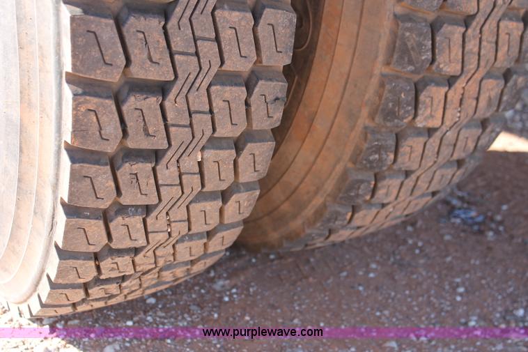 image for item H8037 1989 Ford F700 flatbed truck