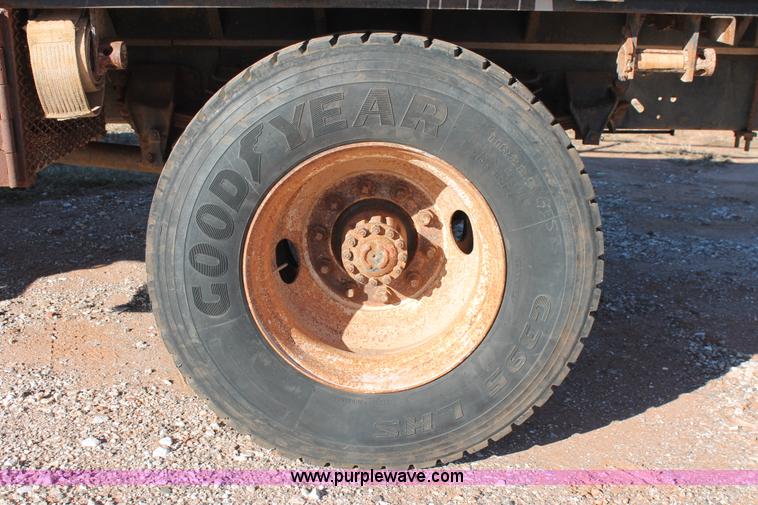 image for item H8037 1989 Ford F700 flatbed truck