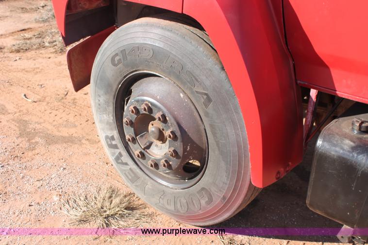 image for item H8037 1989 Ford F700 flatbed truck