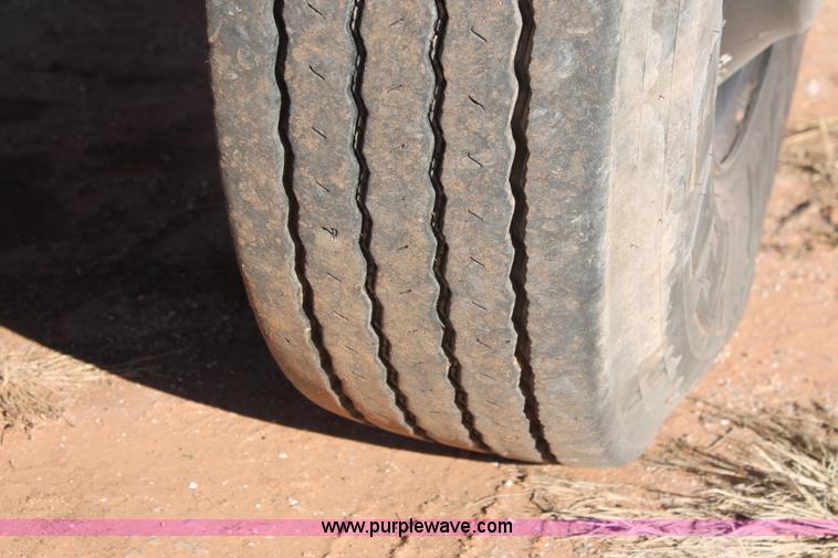 image for item H8037 1989 Ford F700 flatbed truck