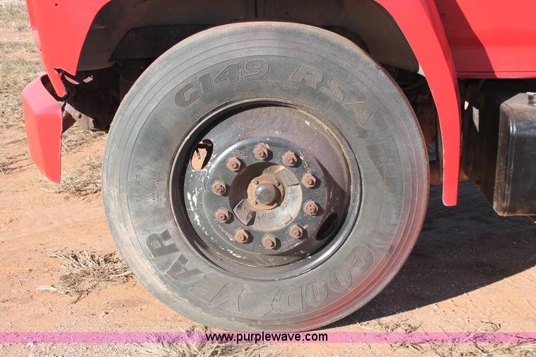 image for item H8037 1989 Ford F700 flatbed truck