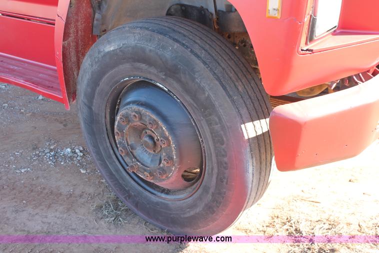 image for item H8037 1989 Ford F700 flatbed truck