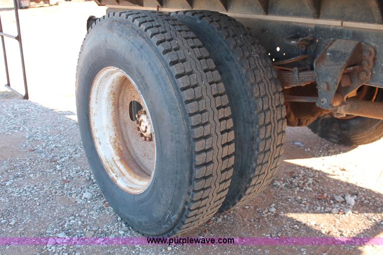 image for item H8037 1989 Ford F700 flatbed truck