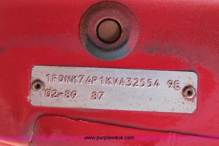 image for item H8037 1989 Ford F700 flatbed truck