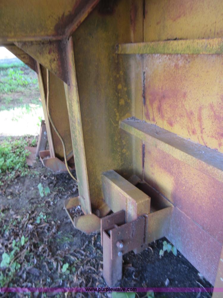 image for item I1842 1987 Holden 11DD29115 lowboy equipment trailer