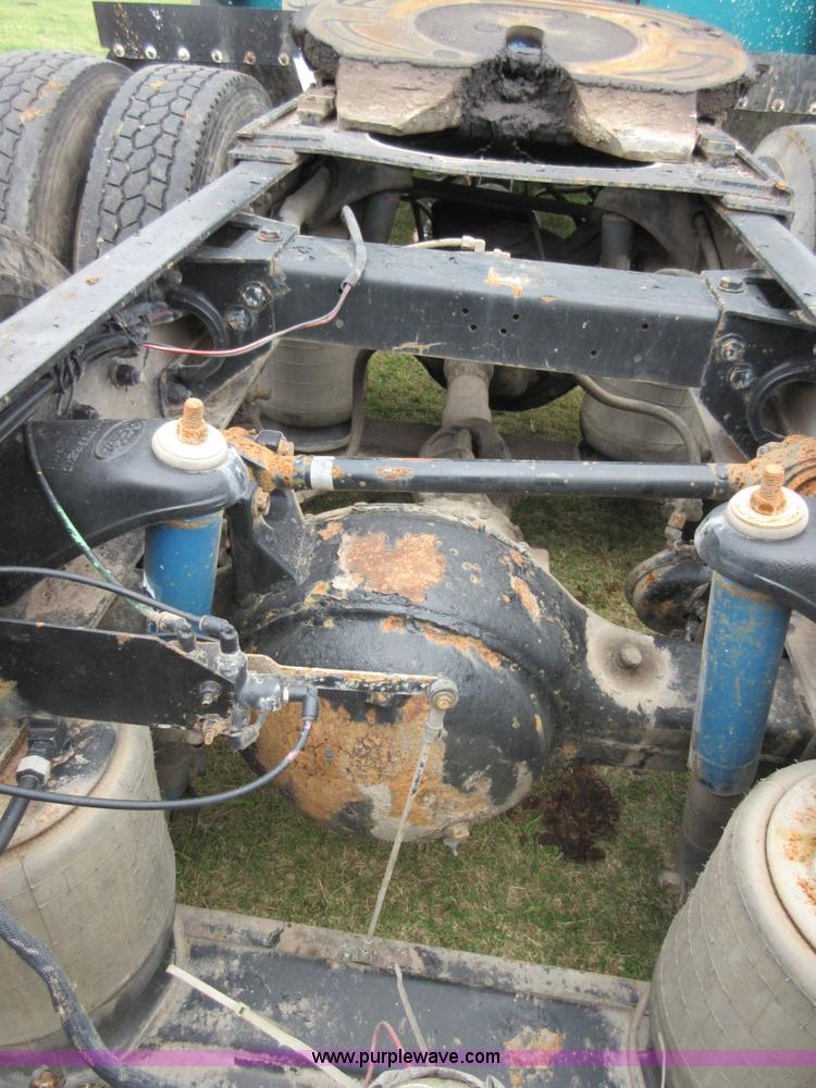 image for item I1862 1997 Peterbilt 379 semi truck