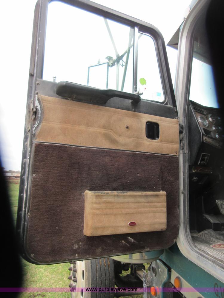 image for item I1862 1997 Peterbilt 379 semi truck