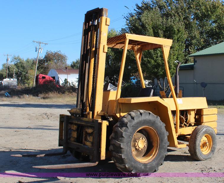 International 7000 forklift in Tulsa, OK Item J4276 sold Purple Wave