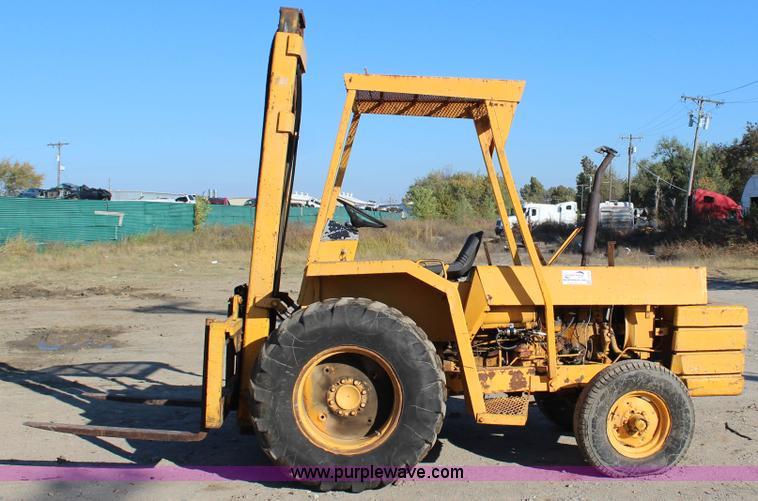 International 7000 forklift in Tulsa, OK Item J4276 sold Purple Wave