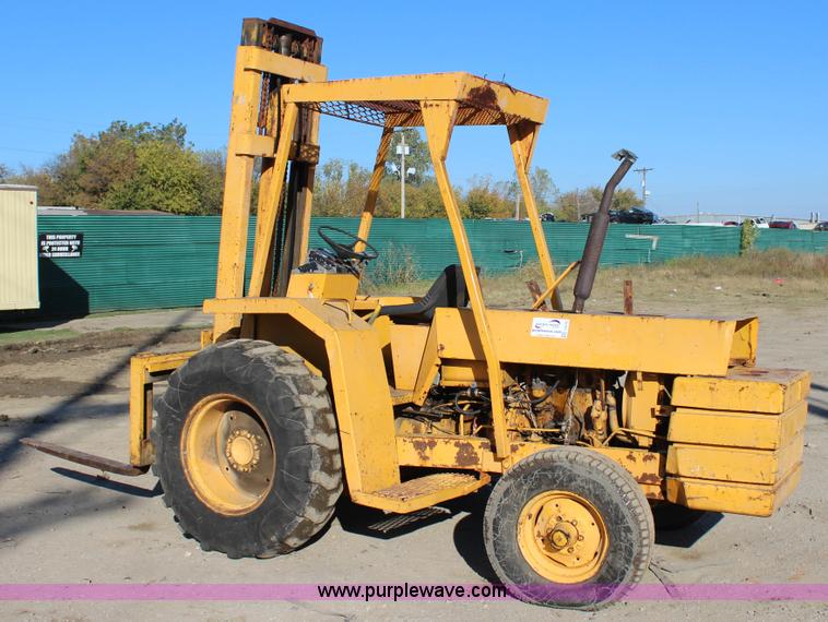 image for item J4276 International 7000 forklift