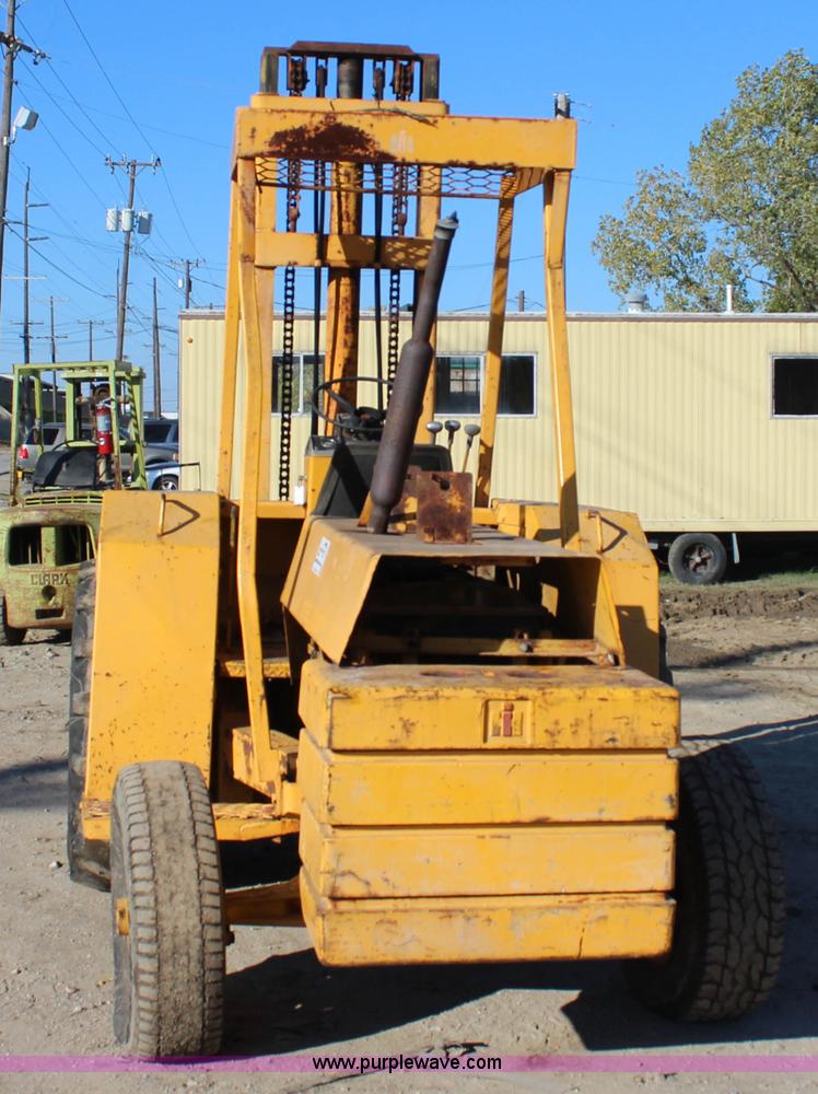 image for item J4276 International 7000 forklift
