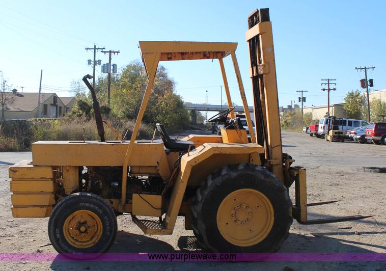 image for item J4276 International 7000 forklift