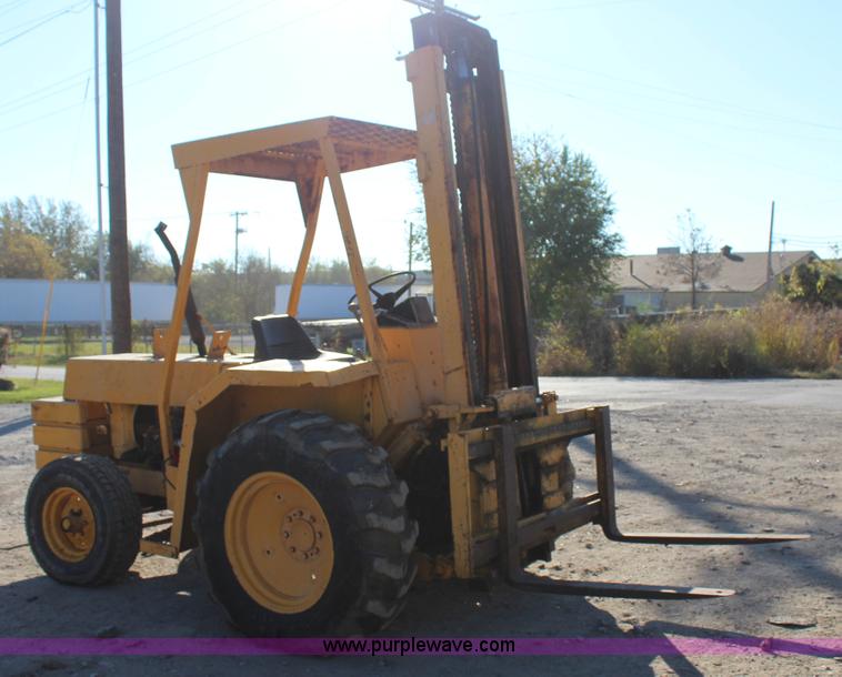 image for item J4276 International 7000 forklift
