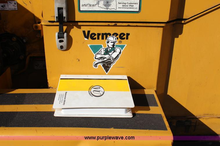 image for item J4279 2005 Vermeer BC1400 chipper