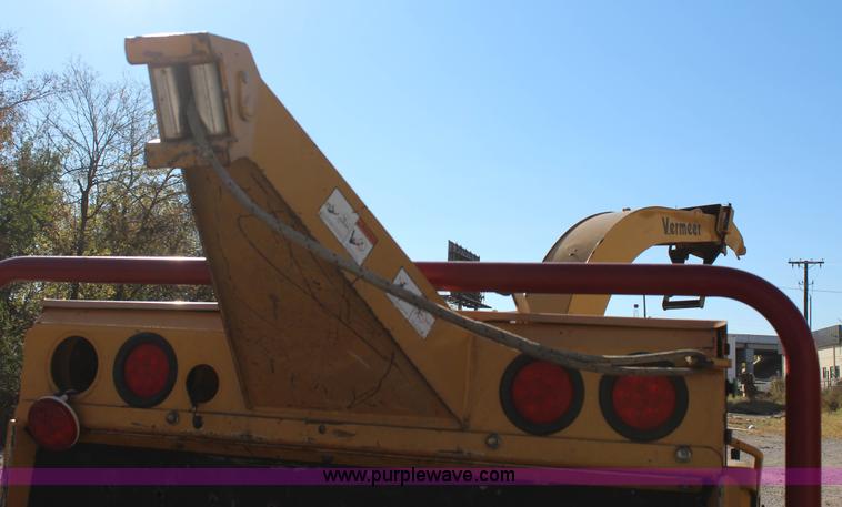 image for item J4279 2005 Vermeer BC1400 chipper