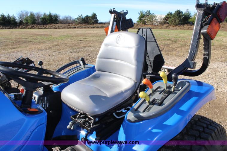 image for item J4514 2005 New Holland TC33DA MFWD tractor